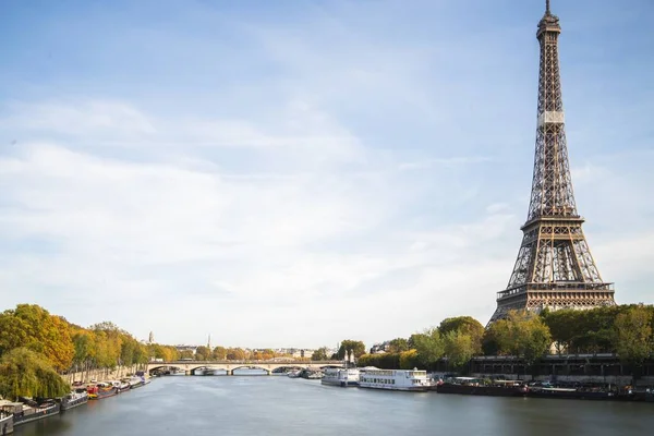 Torre Eifel Rodeada Por Vegetación Del Río Puente Bajo Cielo — Foto de Stock