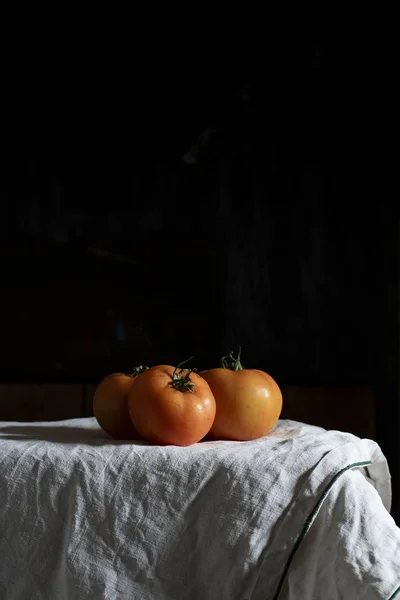 黒を基調とした白い繊維にトマトの垂直ショット — ストック写真