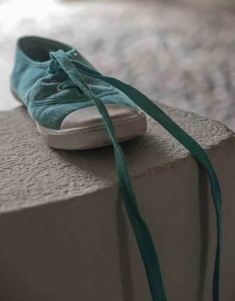 Primer Plano Enfoque Selectivo Zapato Azul Para Niños Una Superficie —  Fotos de Stock