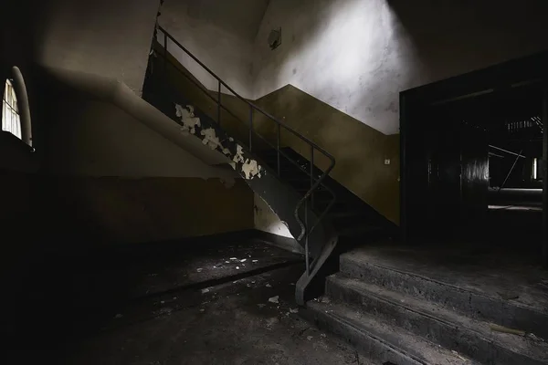 黑暗的废弃建筑里生锈的楼梯 — 图库照片