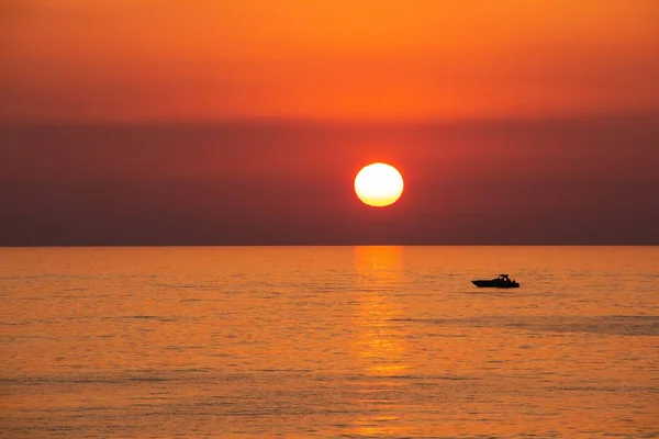 Cenário Deslumbrante Pôr Sol Com Céu Laranja Sobre Mar Puro — Fotografia de Stock