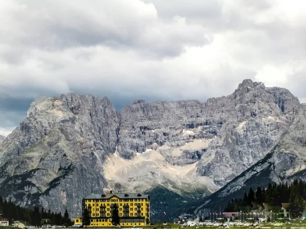 Een Enorme Rotsachtige Klif Natuurpark Drei Zinnen Toblach Italië — Stockfoto