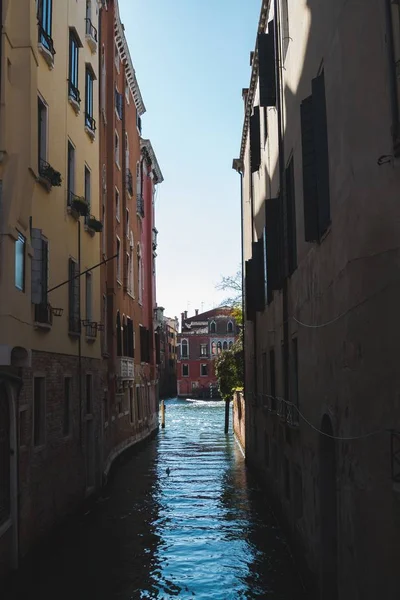 Tiro Vertical Canal Estreito Meio Edifícios Veneza Itália — Fotografia de Stock