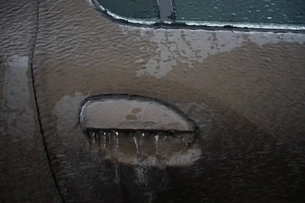 Samochód pokryty lodem podczas wielkiej zamieci śnieżnej, zima Rumunia — Zdjęcie stockowe