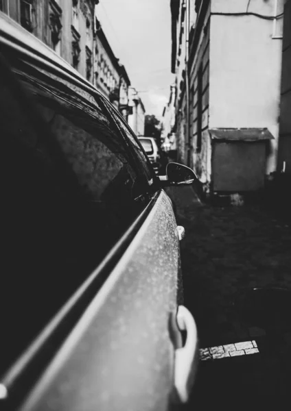 Vertical Grey Scale Shot White Car Parked Side Alley Rain — Stock Photo, Image