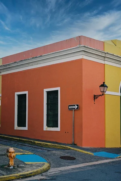 Plan vertical d'un étroit sentier sur le côté d'un bâtiment orange — Photo