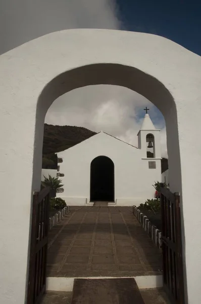 Eine Weiße Kirche Mit Bogen Unter Bewölktem Himmel Sabinosa Spanien — Stockfoto