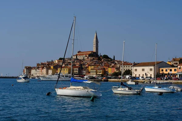 Rovinj Sommerzeit in Kroatien Meeresküste — Stockfoto