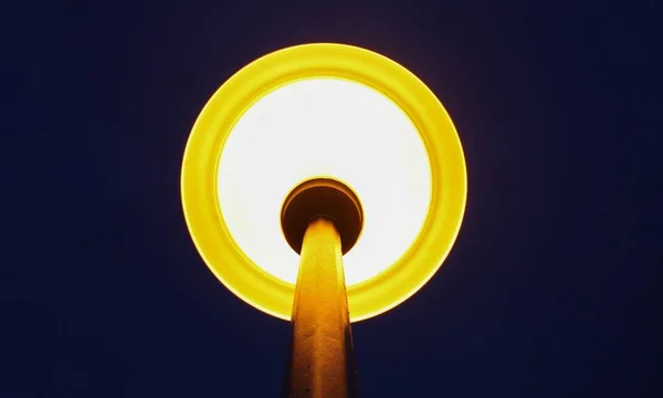 Nízký Úhel Pohledu Pouliční Lampy Pod Modrou Oblohou Večer Záhřebu — Stock fotografie