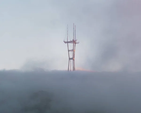 Messa a fuoco selettiva di una torre elettrica in distanza — Foto Stock