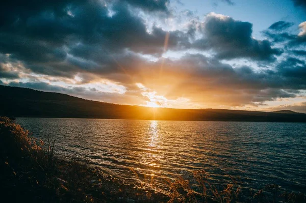 Eine Wunderschöne Kulisse Des Sonnenuntergangs Der Sich Auf Dem See — Stockfoto