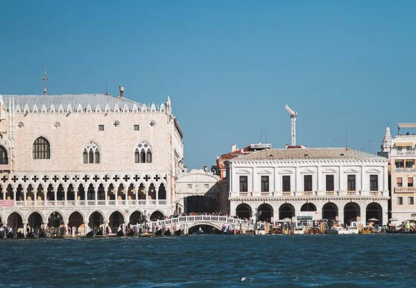 Güzel Bir Bina Görüntüsü Venedik Talya Kanallarında Bir Köprü — Stok fotoğraf