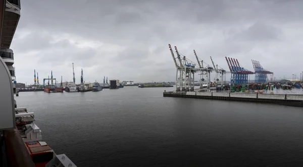 Port w Hamburgu w Niemczech w pochmurny dzień — Zdjęcie stockowe