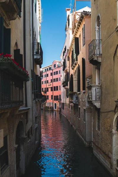 Vertikální Záběr Úzkého Kanálu Uprostřed Budov Benátkách Itálie — Stock fotografie