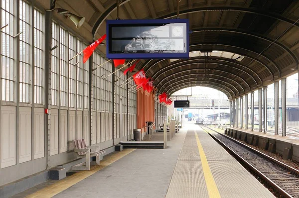 Πόζναν Πολωνία Ιανουάριος 2020 Δυτική Πλατφόρμα Σιδηροδρομικό Σταθμό Κόκκινες Σημαίες — Φωτογραφία Αρχείου