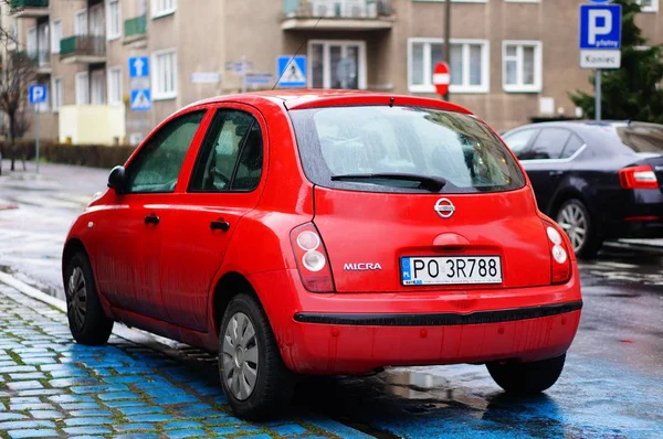 Poznan Polonia Enero 2020 Pequeño Nissan Micra Rojo Estacionado Lugar — Foto de Stock