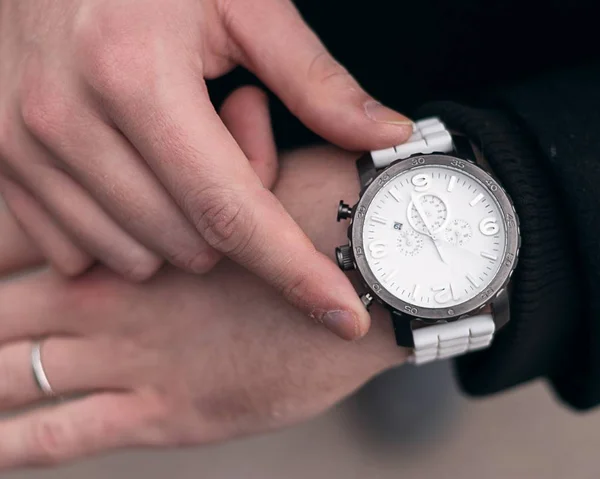 Closeup Shot Person Fixing Time Its Watch — 图库照片