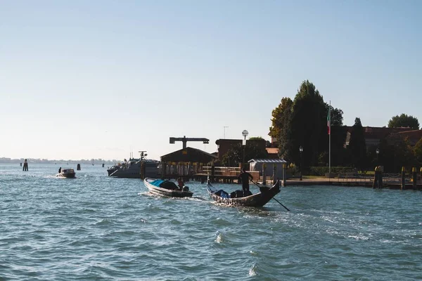 Bonito tiro de barcos na água perto da costa em Veneza Itália Canais — Fotografia de Stock