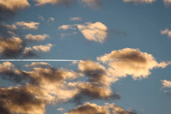 Trilha Avião Céu Com Nuvens Escuras — Fotografia de Stock