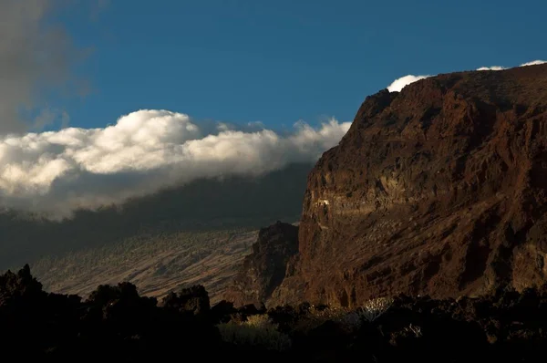 Paisaje Rocas Cubiertas Vegetación Bajo Cielo Nublado Luz Del Sol — Foto de Stock