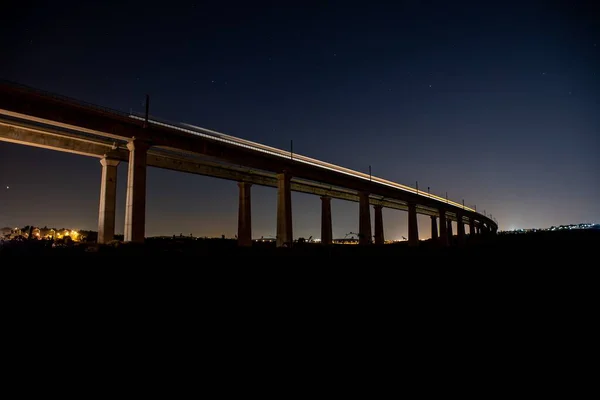 Most Trestle Pohybovým Efektem Obklopený Světly Zelení Noci — Stock fotografie