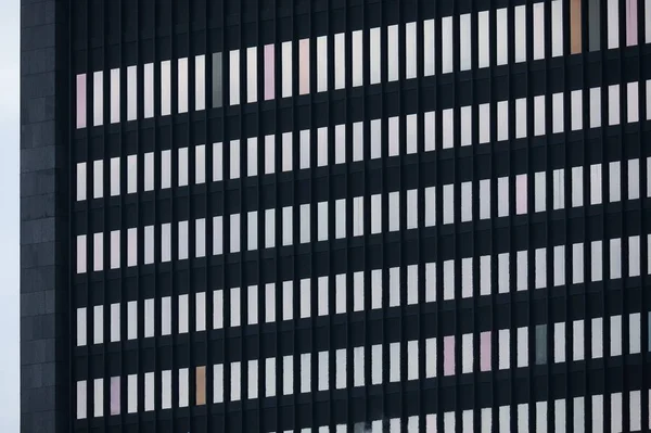 Edifício Moderno Com Cercas Metálicas Para Janelas Sob Céu Nublado — Fotografia de Stock