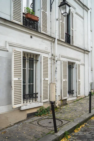 Ein Gebäude Mit Weißen Fenstern Der Nähe Eines Bürgersteigs Paris — Stockfoto