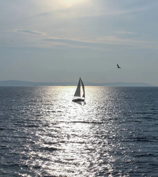 Mar Adriático com um navio à vela sobre ele sob a luz do sol e um céu nublado na Croácia — Fotografia de Stock