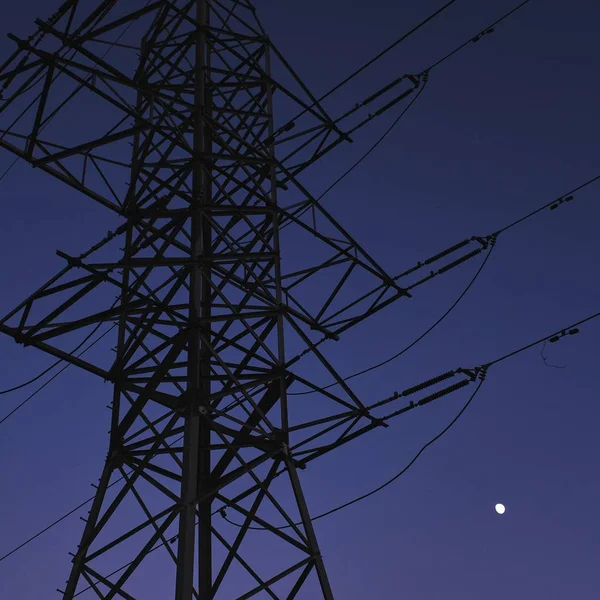 Tiro Ângulo Baixo Uma Torre Elétrica Sob Lua Céu Capturado — Fotografia de Stock