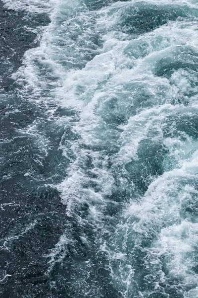 Die Schäumenden Wellen Auf Der Wasseroberfläche Hinter Dem Kreuzfahrtschiff — Stockfoto