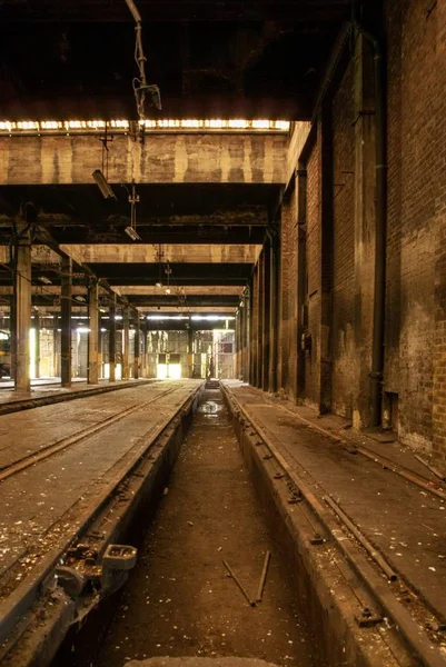 Vertikale Aufnahme einer verlassenen Lagerhalle, in der in der Vergangenheit Züge repariert wurden — Stockfoto