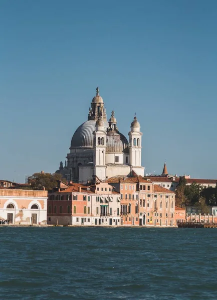 Vue verticale de la célèbre basilique Santa Maria à Venise, Italie — Photo