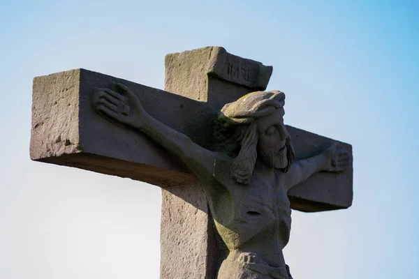 Nahaufnahme der Jesusstatue, die den klaren Himmel berührt — Stockfoto