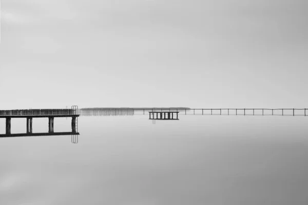 Greyscale Shot Wooden Pier Sea Beautiful Cloudy Sky — 스톡 사진