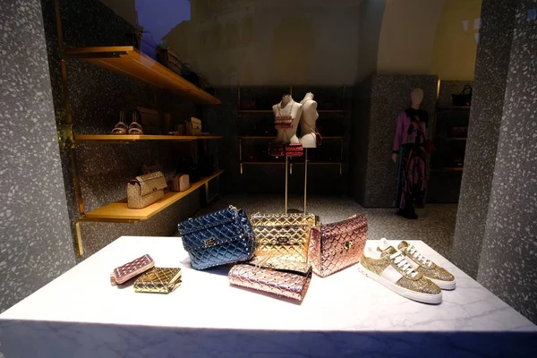 Extravagant purse in window shop, fashion in Italy — 스톡 사진