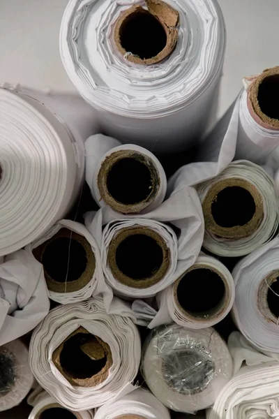 Багато Білих Текстильних Рулонів Студії Кравців — стокове фото