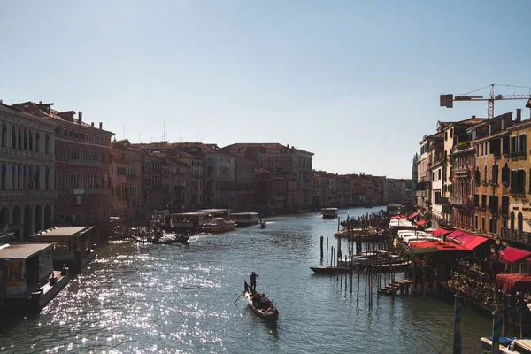 Canal Com Barcos Meio Edifícios Veneza Itália — Fotografia de Stock