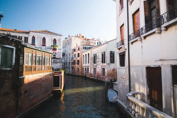 Hermoso Plano Estrecho Canal Medio Edificios Venecia Italia — Foto de Stock