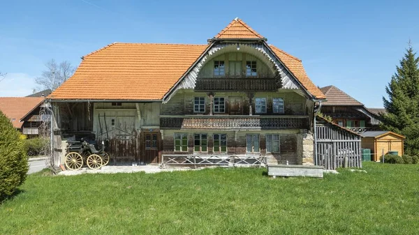 Altes Gebäude mit einem schönen grünen Garten, der den klaren Himmel berührt — Stockfoto