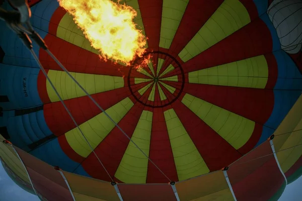 Low angle shot of the hot air balloon getting ready for the flight — Stock Photo, Image