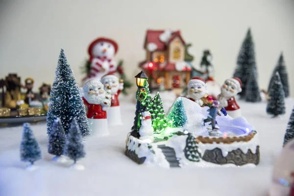 Viel Weihnachtsschmuck Und Spielzeug Auf Weißer Oberfläche Weihnachtskonzept — Stockfoto