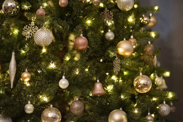 Vánoční Stromek Zdobený Světly Hračkami Rozmazaném Pozadí — Stock fotografie