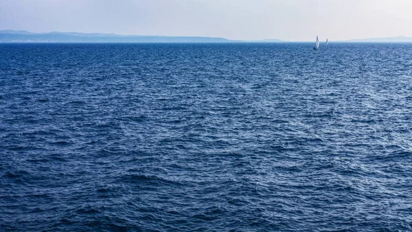 Adriatiska havet med båtar på och med kullar på bakgrunden i Kroatien — Stockfoto