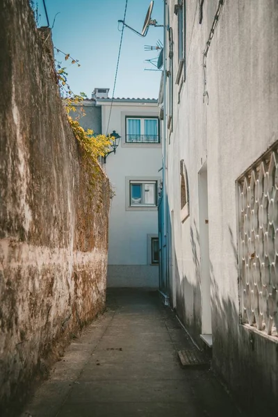Vertikale Aufnahme eines schmalen Weges inmitten weißer Gebäude — Stockfoto
