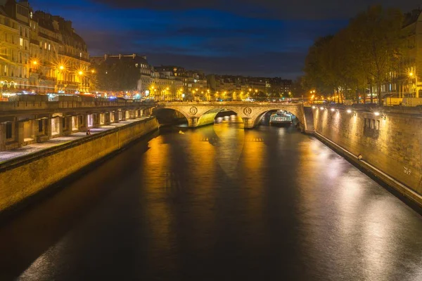 Canale Con Piccolo Ponte Arco Circondato Edifici Luci Durante Notte — Foto Stock