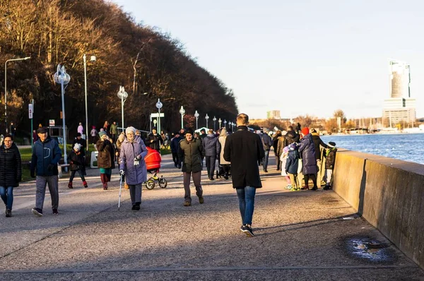 Gdynia Polónia Janeiro 2020 Pessoas Caminhando Por Caminho Longo Mar — Fotografia de Stock