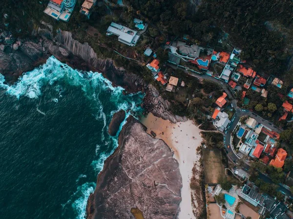 リオデジャネイロの海岸沿いに多くの建物があるビーチの空中ビュー — ストック写真