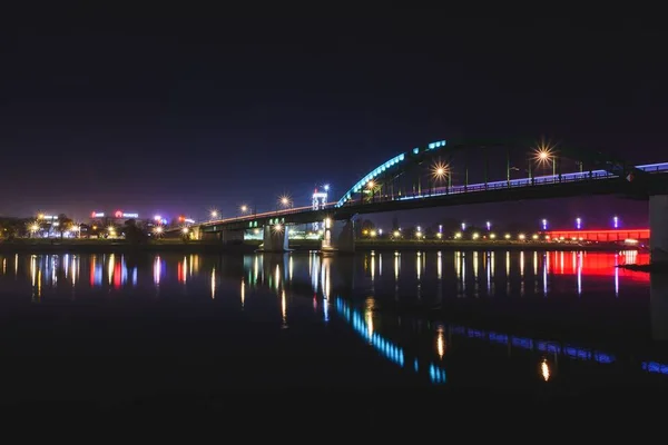セルビア ベオグラード 2019年12月17日 旧鉄道橋と町のニュー ベオグラードがサヴァ川を越えて夜 — ストック写真
