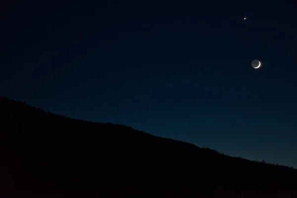 Une Silhouette Une Colline Couverte Verdure Avec Lune Sur Ciel — Photo