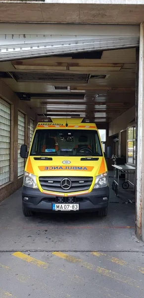 Budapešť Maďarsko 2019 Budapešť Maďarsko 2019 Maďarská Ambulance Zaparkovaná — Stock fotografie